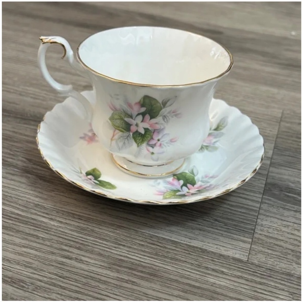 Vintage Royal Albert English fine bone china MAYFLOWER tea cup & saucer set. - Picture 2 of 6